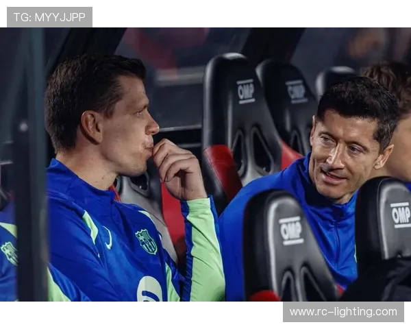 罗马诺:莱万的劝说对于什琴斯尼复出加盟巴萨至关重要 罗马诺:莱万的劝说对于什琴斯尼复出加盟巴萨至关重要